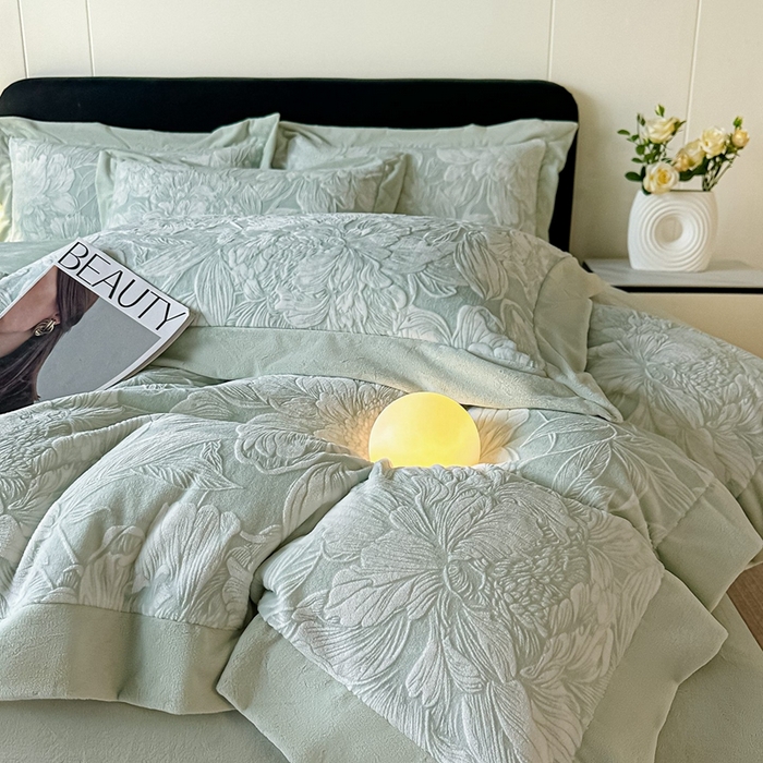 91家纺网 家纺一手货源 找家纺 锦铭源家纺 2025新款烂花75D全消光超柔樱花绒牛奶绒四件套拼角四件套【有买家秀】 繁花织梦-浅绿