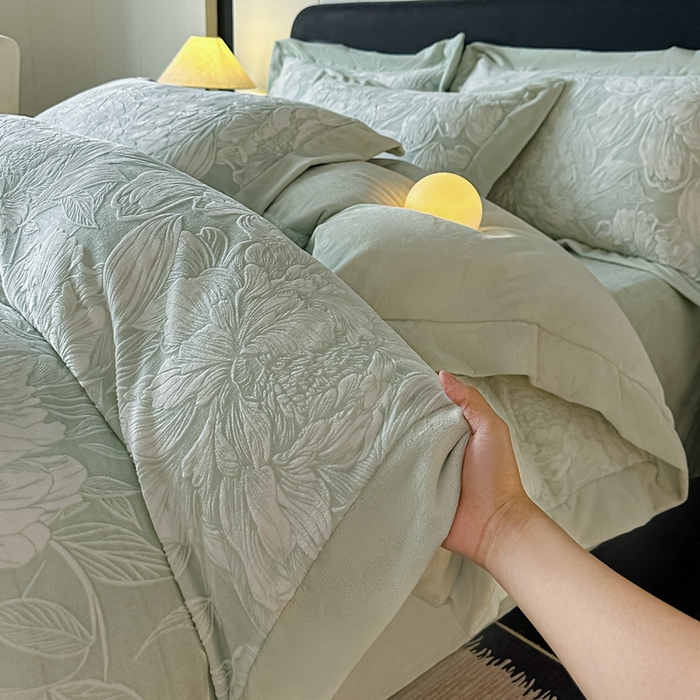 91家纺网 家纺一手货源 找家纺 锦铭源家纺 2025新款烂花75D全消光超柔樱花绒牛奶绒四件套拼角四件套【有买家秀】 繁花织梦-浅绿