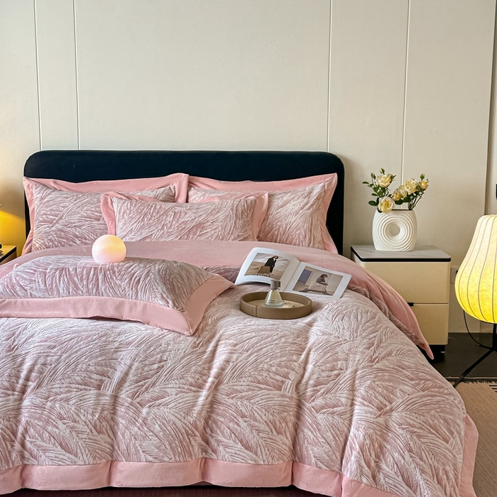 91家纺网 家纺一手货源 找家纺 锦铭源家纺 2025新款烂花75D全消光超柔樱花绒牛奶绒四件套拼角四件套【有买家秀】 芦影摇波-粉