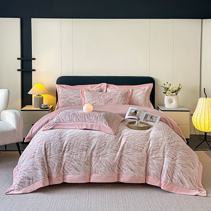 91家纺网 家纺一手货源 找家纺 锦铭源家纺 2025新款烂花75D全消光超柔樱花绒牛奶绒四件套拼角四件套【有买家秀】 芦影摇波-粉