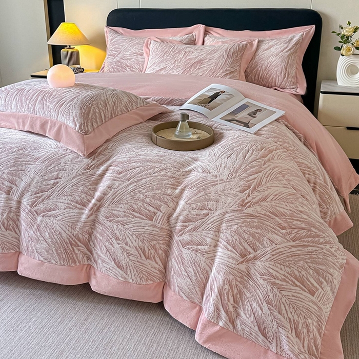 91家纺网 家纺一手货源 找家纺 锦铭源家纺 2025新款烂花75D全消光超柔樱花绒牛奶绒四件套拼角四件套【有买家秀】 芦影摇波-粉