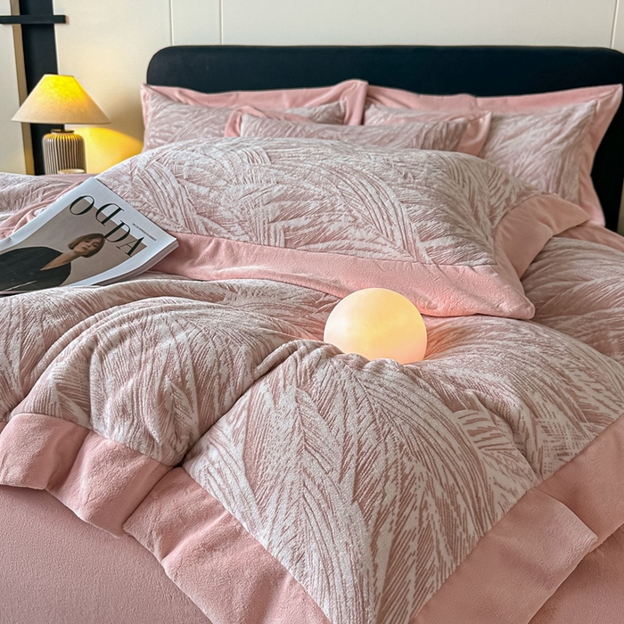 91家纺网 家纺一手货源 找家纺 锦铭源家纺 2025新款烂花75D全消光超柔樱花绒牛奶绒四件套拼角四件套【有买家秀】 芦影摇波-粉