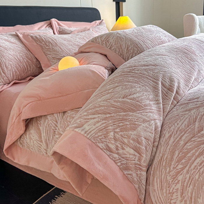 91家纺网 家纺一手货源 找家纺 锦铭源家纺 2025新款烂花75D全消光超柔樱花绒牛奶绒四件套拼角四件套【有买家秀】 芦影摇波-粉