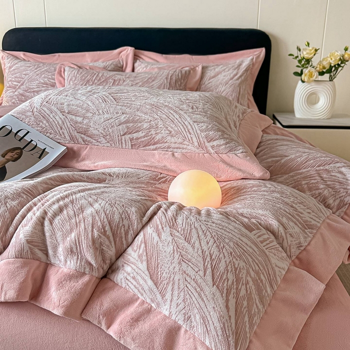 91家纺网 家纺一手货源 找家纺 锦铭源家纺 2025新款烂花75D全消光超柔樱花绒牛奶绒四件套拼角四件套【有买家秀】 芦影摇波-粉