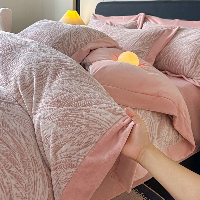 91家纺网 家纺一手货源 找家纺 锦铭源家纺 2025新款烂花75D全消光超柔樱花绒牛奶绒四件套拼角四件套【有买家秀】 芦影摇波-粉