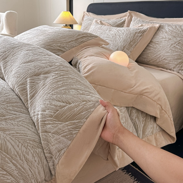 91家纺网 家纺一手货源 找家纺 锦铭源家纺 2025新款烂花75D全消光超柔樱花绒牛奶绒四件套拼角四件套【有买家秀】 芦影摇波-咖