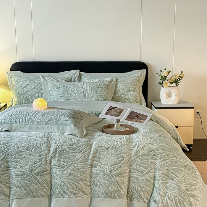 91家纺网 家纺一手货源 找家纺 锦铭源家纺 2025新款烂花75D全消光超柔樱花绒牛奶绒四件套拼角四件套【有买家秀】 芦影摇波-浅绿