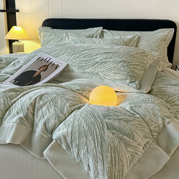 91家纺网 家纺一手货源 找家纺 锦铭源家纺 2025新款烂花75D全消光超柔樱花绒牛奶绒四件套拼角四件套【有买家秀】 芦影摇波-浅绿