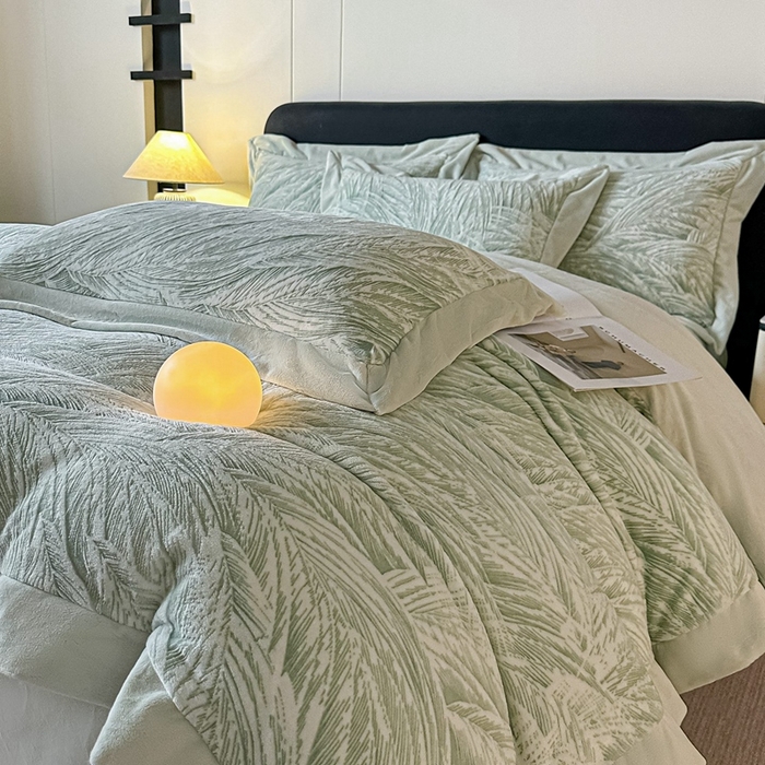 91家纺网 家纺一手货源 找家纺 锦铭源家纺 2025新款烂花75D全消光超柔樱花绒牛奶绒四件套拼角四件套【有买家秀】 芦影摇波-浅绿