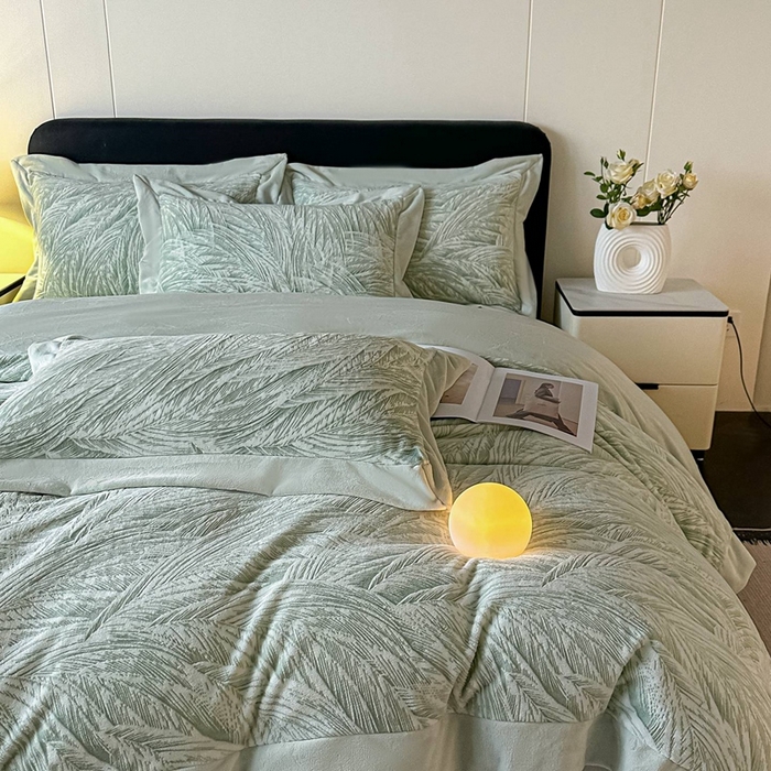 91家纺网 家纺一手货源 找家纺 锦铭源家纺 2025新款烂花75D全消光超柔樱花绒牛奶绒四件套拼角四件套【有买家秀】 芦影摇波-浅绿