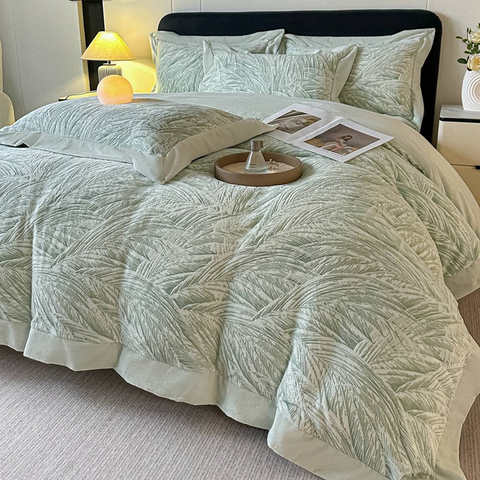 91家纺网 家纺一手货源 找家纺 锦铭源家纺 2025新款烂花75D全消光超柔樱花绒牛奶绒四件套拼角四件套【有买家秀】 芦影摇波-浅绿