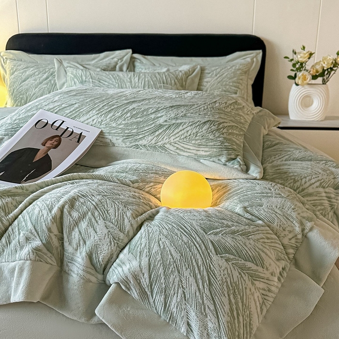 91家纺网 家纺一手货源 找家纺 锦铭源家纺 2025新款烂花75D全消光超柔樱花绒牛奶绒四件套拼角四件套【有买家秀】 芦影摇波-浅绿