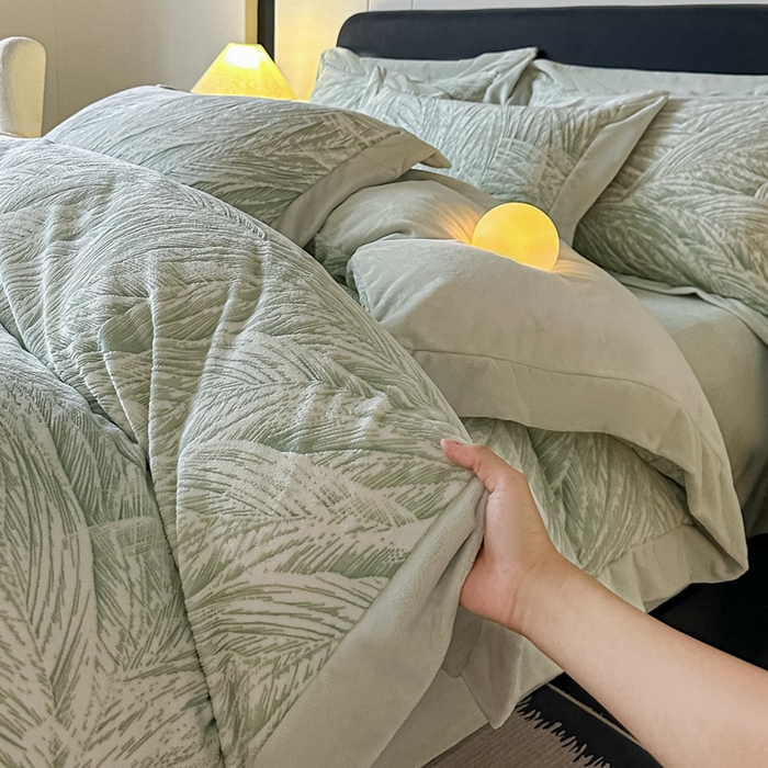 91家纺网 家纺一手货源 找家纺 锦铭源家纺 2025新款烂花75D全消光超柔樱花绒牛奶绒四件套拼角四件套【有买家秀】 芦影摇波-浅绿