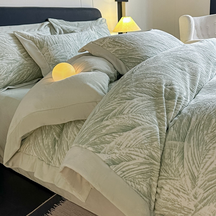 91家纺网 家纺一手货源 找家纺 锦铭源家纺 2025新款烂花75D全消光超柔樱花绒牛奶绒四件套拼角四件套【有买家秀】 芦影摇波-浅绿