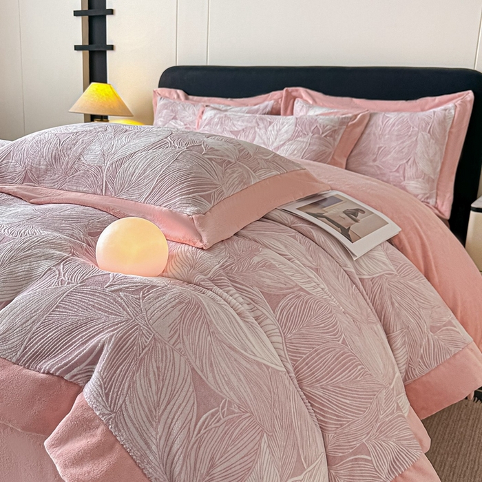 91家纺网 家纺一手货源 找家纺 锦铭源家纺 2025新款烂花75D全消光超柔樱花绒牛奶绒四件套拼角四件套【有买家秀】 叶影摇风-粉