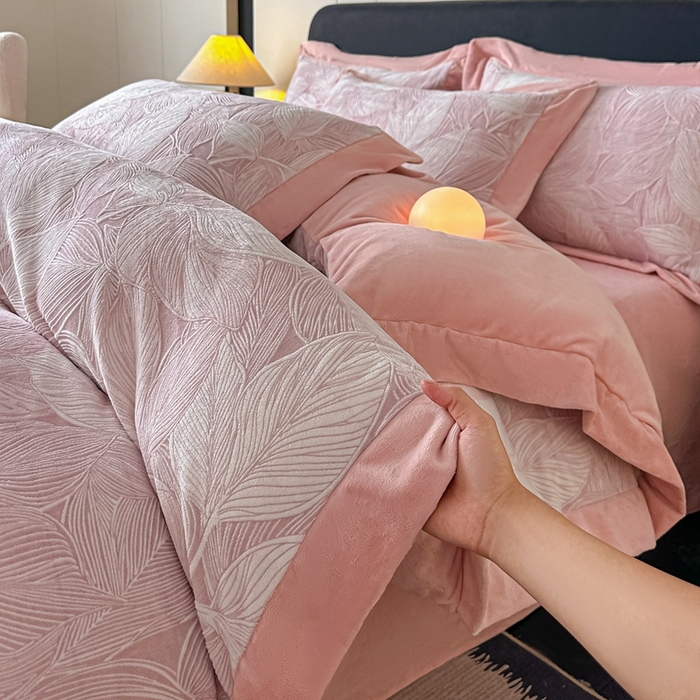 91家纺网 家纺一手货源 找家纺 锦铭源家纺 2025新款烂花75D全消光超柔樱花绒牛奶绒四件套拼角四件套【有买家秀】 叶影摇风-粉