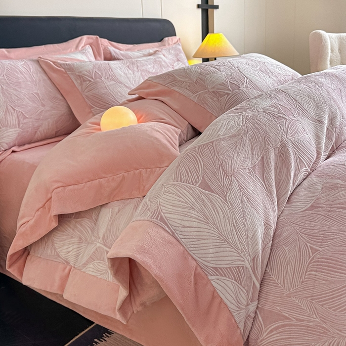 91家纺网 家纺一手货源 找家纺 锦铭源家纺 2025新款烂花75D全消光超柔樱花绒牛奶绒四件套拼角四件套【有买家秀】 叶影摇风-粉