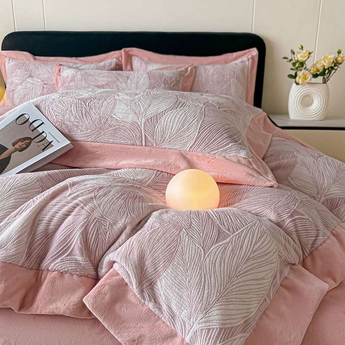 91家纺网 家纺一手货源 找家纺 锦铭源家纺 2025新款烂花75D全消光超柔樱花绒牛奶绒四件套拼角四件套【有买家秀】 叶影摇风-粉