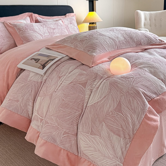 91家纺网 家纺一手货源 找家纺 锦铭源家纺 2025新款烂花75D全消光超柔樱花绒牛奶绒四件套拼角四件套【有买家秀】 叶影摇风-粉