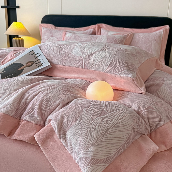 91家纺网 家纺一手货源 找家纺 锦铭源家纺 2025新款烂花75D全消光超柔樱花绒牛奶绒四件套拼角四件套【有买家秀】 叶影摇风-粉