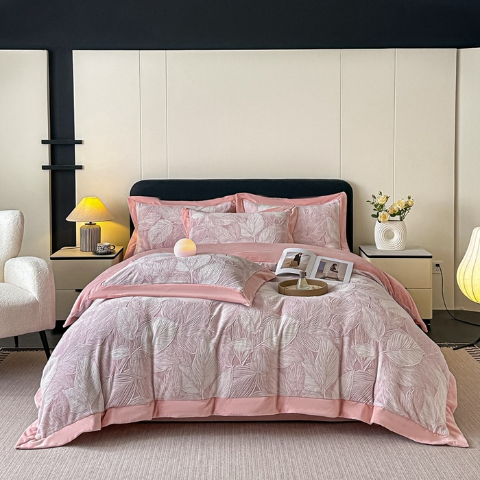 91家纺网 家纺一手货源 找家纺 锦铭源家纺 2025新款烂花75D全消光超柔樱花绒牛奶绒四件套拼角四件套【有买家秀】 叶影摇风-粉