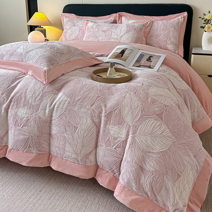 91家纺网 家纺一手货源 找家纺 锦铭源家纺 2025新款烂花75D全消光超柔樱花绒牛奶绒四件套拼角四件套【有买家秀】 叶影摇风-粉