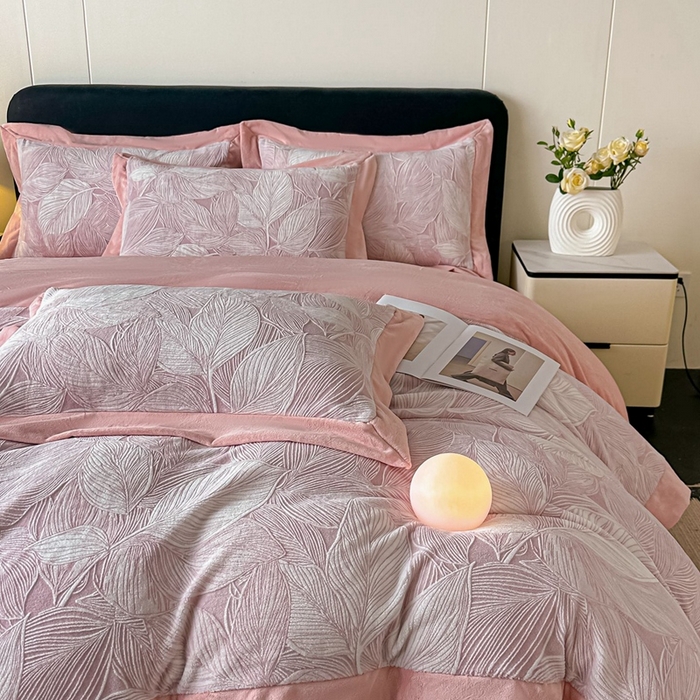 91家纺网 家纺一手货源 找家纺 锦铭源家纺 2025新款烂花75D全消光超柔樱花绒牛奶绒四件套拼角四件套【有买家秀】 叶影摇风-粉
