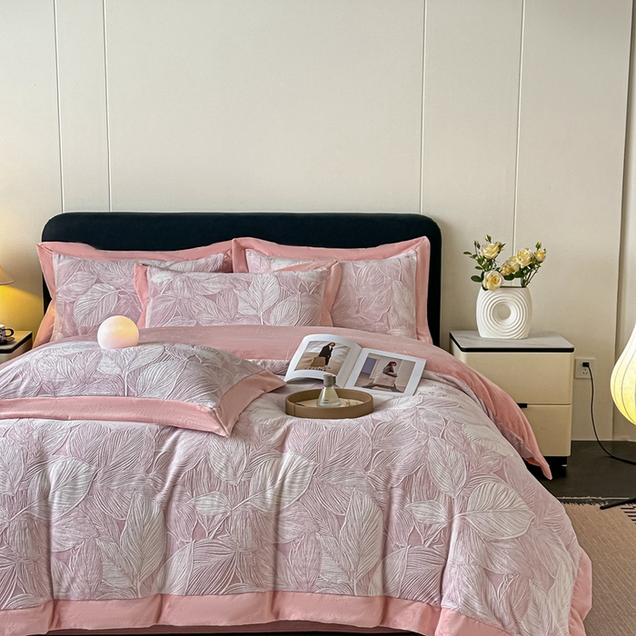 91家纺网 家纺一手货源 找家纺 锦铭源家纺 2025新款烂花75D全消光超柔樱花绒牛奶绒四件套拼角四件套【有买家秀】 叶影摇风-粉