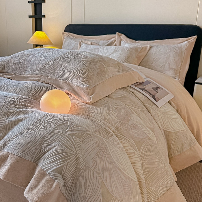 91家纺网 家纺一手货源 找家纺 锦铭源家纺 2025新款烂花75D全消光超柔樱花绒牛奶绒四件套拼角四件套【有买家秀】 叶影摇风-灰咖