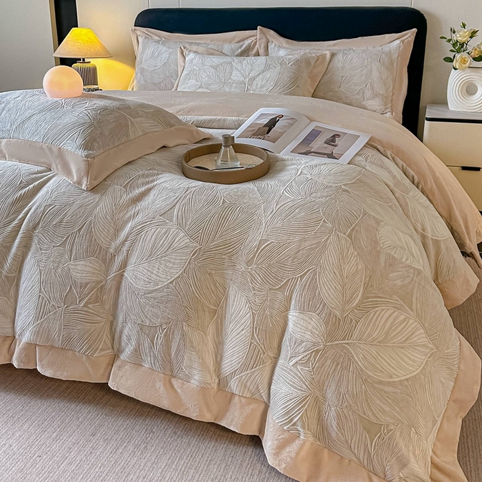 91家纺网 家纺一手货源 找家纺 锦铭源家纺 2025新款烂花75D全消光超柔樱花绒牛奶绒四件套拼角四件套【有买家秀】 叶影摇风-灰咖