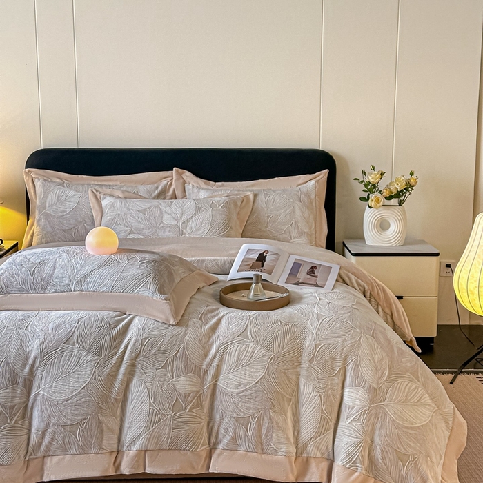 91家纺网 家纺一手货源 找家纺 锦铭源家纺 2025新款烂花75D全消光超柔樱花绒牛奶绒四件套拼角四件套【有买家秀】 叶影摇风-灰咖