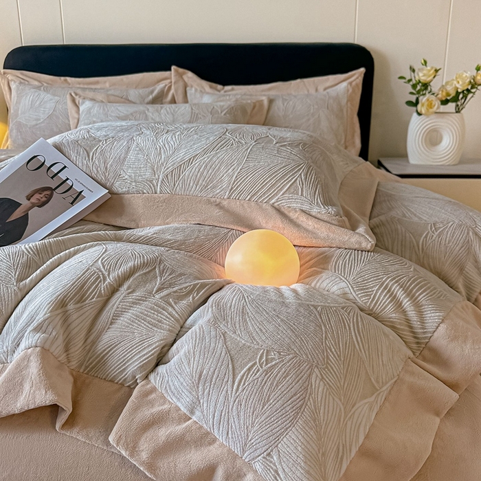 91家纺网 家纺一手货源 找家纺 锦铭源家纺 2025新款烂花75D全消光超柔樱花绒牛奶绒四件套拼角四件套【有买家秀】 叶影摇风-灰咖