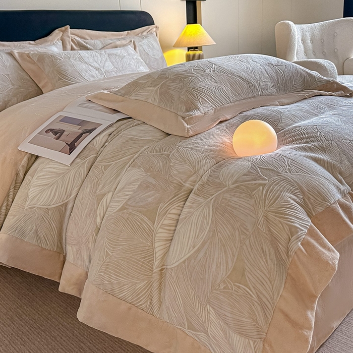 91家纺网 家纺一手货源 找家纺 锦铭源家纺 2025新款烂花75D全消光超柔樱花绒牛奶绒四件套拼角四件套【有买家秀】 叶影摇风-灰咖