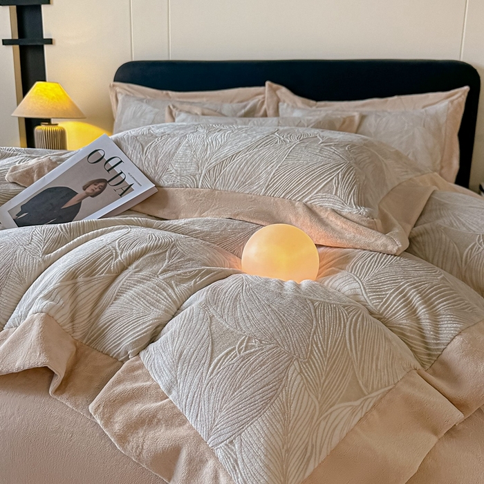 91家纺网 家纺一手货源 找家纺 锦铭源家纺 2025新款烂花75D全消光超柔樱花绒牛奶绒四件套拼角四件套【有买家秀】 叶影摇风-灰咖