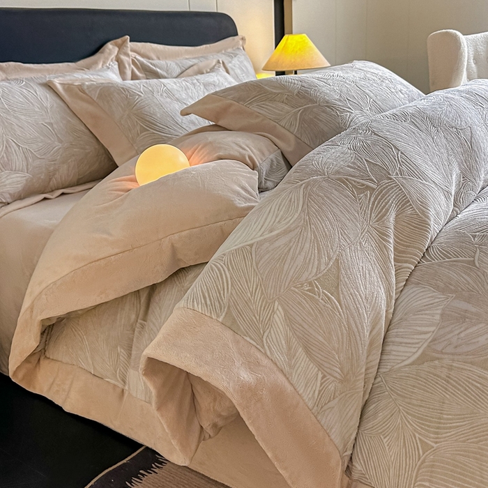 91家纺网 家纺一手货源 找家纺 锦铭源家纺 2025新款烂花75D全消光超柔樱花绒牛奶绒四件套拼角四件套【有买家秀】 叶影摇风-灰咖