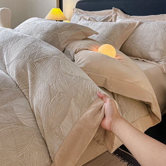 91家纺网 家纺一手货源 找家纺 锦铭源家纺 2025新款烂花75D全消光超柔樱花绒牛奶绒四件套拼角四件套【有买家秀】 叶影摇风-灰咖