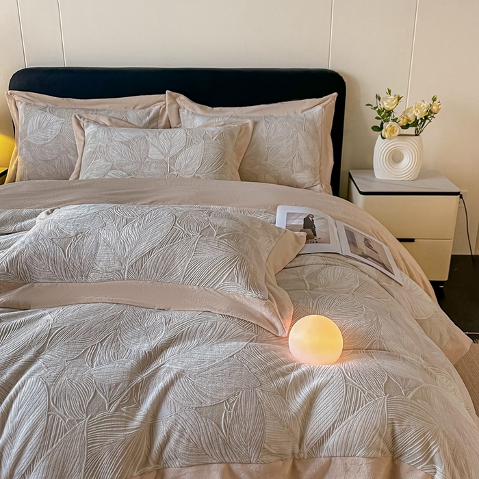 91家纺网 家纺一手货源 找家纺 锦铭源家纺 2025新款烂花75D全消光超柔樱花绒牛奶绒四件套拼角四件套【有买家秀】 叶影摇风-灰咖