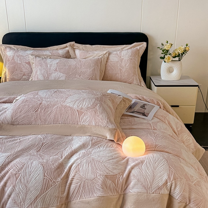 91家纺网 家纺一手货源 找家纺 锦铭源家纺 2025新款烂花75D全消光超柔樱花绒牛奶绒四件套拼角四件套【有买家秀】 叶影摇风-咖