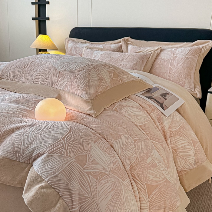 91家纺网 家纺一手货源 找家纺 锦铭源家纺 2025新款烂花75D全消光超柔樱花绒牛奶绒四件套拼角四件套【有买家秀】 叶影摇风-咖