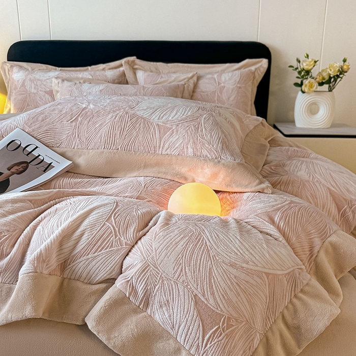 91家纺网 家纺一手货源 找家纺 锦铭源家纺 2025新款烂花75D全消光超柔樱花绒牛奶绒四件套拼角四件套【有买家秀】 叶影摇风-咖