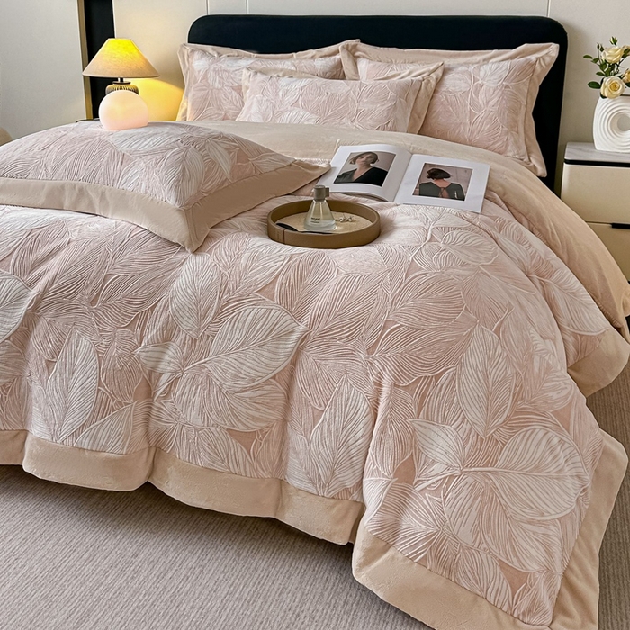 91家纺网 家纺一手货源 找家纺 锦铭源家纺 2025新款烂花75D全消光超柔樱花绒牛奶绒四件套拼角四件套【有买家秀】 叶影摇风-咖