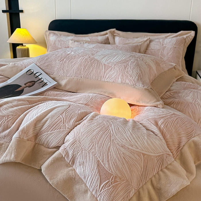 91家纺网 家纺一手货源 找家纺 锦铭源家纺 2025新款烂花75D全消光超柔樱花绒牛奶绒四件套拼角四件套【有买家秀】 叶影摇风-咖