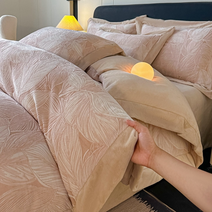 91家纺网 家纺一手货源 找家纺 锦铭源家纺 2025新款烂花75D全消光超柔樱花绒牛奶绒四件套拼角四件套【有买家秀】 叶影摇风-咖