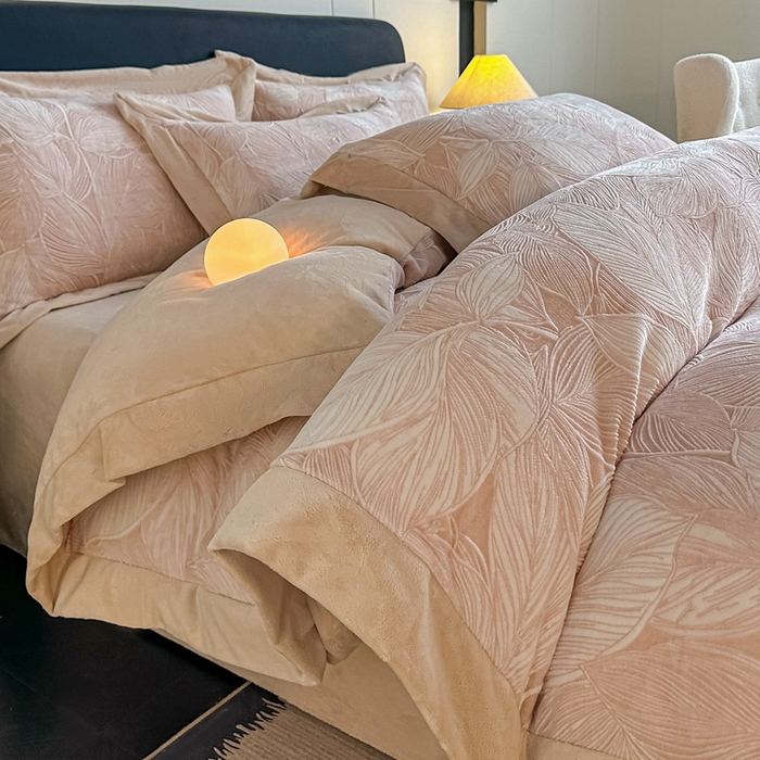 91家纺网 家纺一手货源 找家纺 锦铭源家纺 2025新款烂花75D全消光超柔樱花绒牛奶绒四件套拼角四件套【有买家秀】 叶影摇风-咖