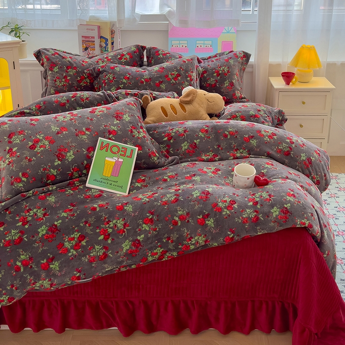 91家纺网 家纺一手货源 找家纺 赫梵茜 2025新款亲肤舒适爆款•牛奶绒花边床盖款四件套 花妖