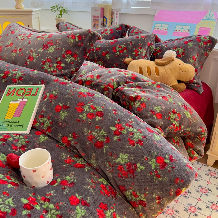 91家纺网 家纺一手货源 找家纺 赫梵茜 2025新款亲肤舒适爆款•牛奶绒花边床盖款四件套 花妖