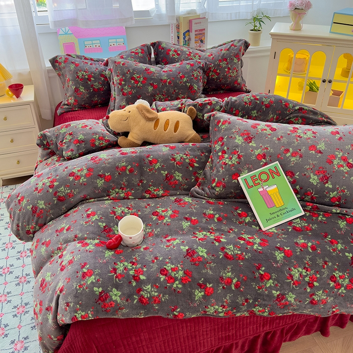 91家纺网 家纺一手货源 找家纺 赫梵茜 2025新款亲肤舒适爆款•牛奶绒花边床盖款四件套 花妖