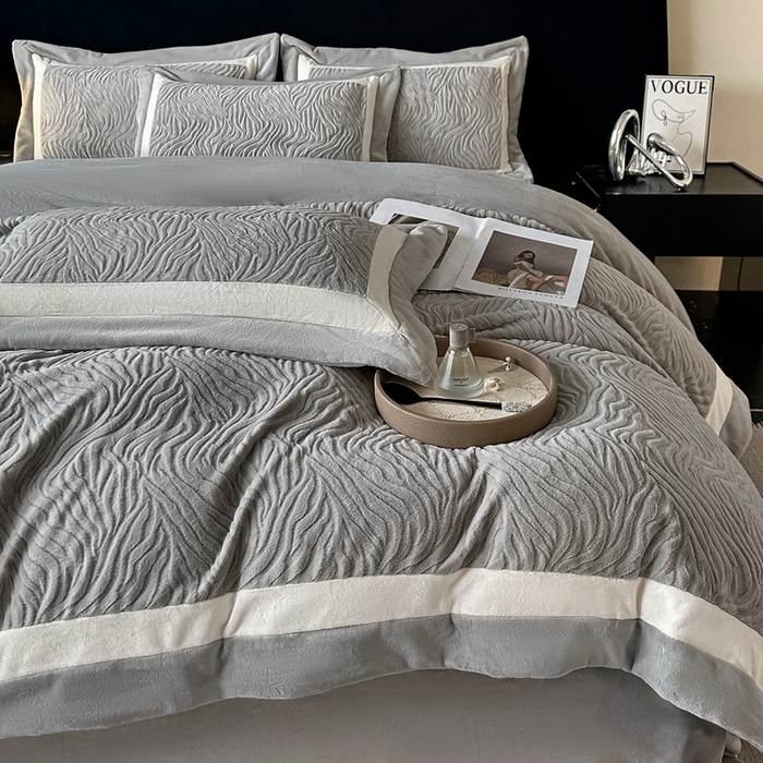 91家纺网 家纺一手货源 找家纺 锦铭源家纺 2025新款雪貂绒烂花75D全消光超柔樱花绒双拼角四件套牛奶绒四件套【有买家秀】 轻奢-雅灰