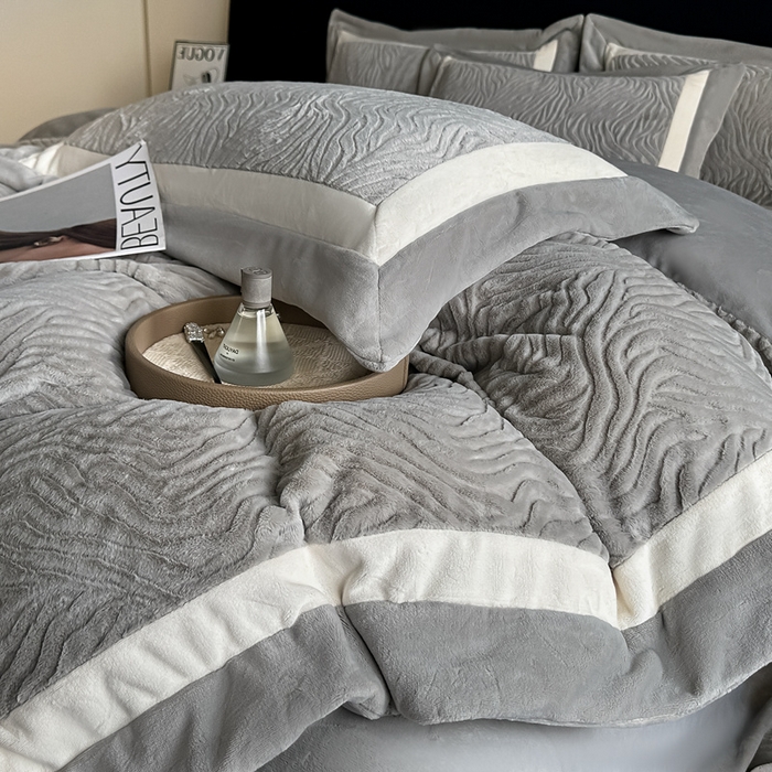 91家纺网 家纺一手货源 找家纺 锦铭源家纺 2025新款雪貂绒烂花75D全消光超柔樱花绒双拼角四件套牛奶绒四件套【有买家秀】 轻奢-雅灰