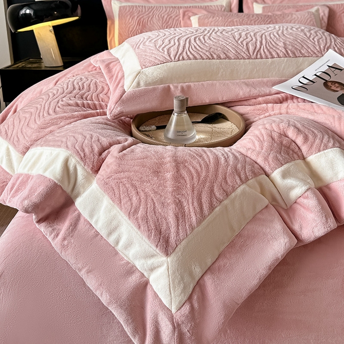 91家纺网 家纺一手货源 找家纺 锦铭源家纺 2025新款雪貂绒烂花75D全消光超柔樱花绒双拼角四件套牛奶绒四件套【有买家秀】 轻奢-粉